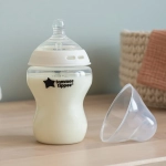 Комплект от 2 броя бебешки шишета за хранене Tommee Tippee Natural Start САМОСТЕРИЛИЗИРАЩО, 260 мл, с биберон с бавен поток 0м+ (1 капка)TT.0022