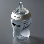 Комплект от 2 броя бебешки шишета за хранене Tommee Tippee Natural Start САМОСТЕРИЛИЗИРАЩО, 260 мл, с биберон с бавен поток 0м+ (1 капка)TT.0022