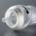 Комплект от 2 броя бебешки шишета за хранене Tommee Tippee Natural Start САМОСТЕРИЛИЗИРАЩО, 260 мл, с биберон с бавен поток 0м+ (1 капка)TT.0022