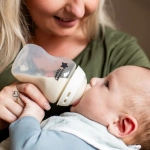 Комплект от 2 броя бебешки шишета за хранене Tommee Tippee Natural Start САМОСТЕРИЛИЗИРАЩО, 260 мл, с биберон с бавен поток 0м+ (1 капка)TT.0022