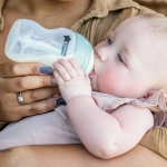 Самостерилизиращо се бебешко шише за хранене Tommee Tippee Advanced Anti-Colic+, 260 мл, 0м+, с иновативна система за намаляване на коликитеTT.0027