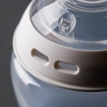 Бебешко шише за хранене Tommee Tippee Natural Start САМОСТЕРИЛИЗИРАЩО, с декорация ПАТЕ, 260 мл, с биберон с бавен поток 0м+ (1 капка).0021.003