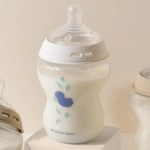 Бебешко шише за хранене Tommee Tippee Natural Start САМОСТЕРИЛИЗИРАЩО, с декорация ПАТЕ, 260 мл, с биберон с бавен поток 0м+ (1 капка).0021.003