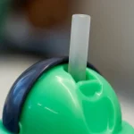 Неразливаща се чаша със сламка и с дръжки SuperStar Trainer Straw Cup, с антибактериално покритие Bacshield, 300 мл, 6м+, зелена TT.0222