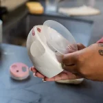 Безжична електрическа помпа за изцеждане на кърма Tommee Tippee Made For Me HANDS-FREE, с мобилно приложение, до 4 часа работа на батерия, с биберон Closer to Nature 0м+ TT.0263