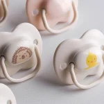 Комплект от 2 бр. ортодонтични залъгалки Tommee Tippee ANY TIME със симетричен силиконов биберон, 0-6м, розово и крем с декор Пате, в кутия за стерилизиране TT.0266