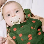 Комплект от 2 бр. ортодонтични залъгалки Tommee Tippee ANY TIME със симетричен силиконов биберон, 0-6м, бежово и крем с декор Таралеж, в кутия за стерилизиране TT.0267