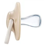 Комплект от 2 бр. ортодонтични залъгалки Tommee Tippee ANY TIME със симетричен силиконов биберон, 0-6м, бежово и крем с декор Таралеж, в кутия за стерилизиране TT.0267