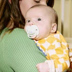 Комплект от 2 бр. ортодонтични залъгалки Tommee Tippee ANY TIME със симетричен силиконов биберон, 0-6м, синя и зелена с декор Птиче, в кутия за стерилизиране  TT.0268