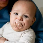 Комплект от 2 бр. ортодонтични залъгалки Tommee Tippee ANY TIME със симетричен силиконов биберон, 6-18м, розови с декор KIND, в кутия за стерилизиране TT.0273 