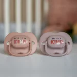 Комплект от 2 бр. ортодонтични залъгалки Tommee Tippee ANY TIME със симетричен силиконов биберон, 6-18м, розови с декор KIND, в кутия за стерилизиране TT.0273 