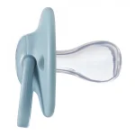 Комплект от 2 бр. ортодонтични залъгалки Tommee Tippee ANY TIME със симетричен силиконов биберон, 6-18м, синя и зелена с декор KIND, в кутия за стерилизиране TT.0274