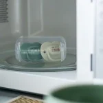 Комплект от 2 бр. ортодонтични залъгалки Tommee Tippee ANY TIME със симетричен силиконов биберон, 6-18м, бежова и зелена с декор KIND, в кутия за стерилизиране TT.0275