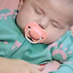 Комплект от 2 бр. ортодонтични залъгалки Tommee Tippee ANY TIME със симетричен силиконов биберон, 18-36м, пастелно и розово с декор Пеперуда, в кутия за стерилизиране TT.0282