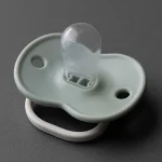 Комплект от 2 бр. ортодонтични залъгалки Tommee Tippee ANY TIME със симетричен силиконов биберон, 18-36м, зелено и синьо с декор Пате, в кутия за стерилизиране TT.0284