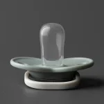 Комплект от 2 бр. ортодонтични залъгалки Tommee Tippee ANY TIME със симетричен силиконов биберон, 18-36м, зелено и синьо с декор Пате, в кутия за стерилизиране TT.0284