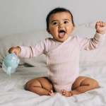 Неразливаща се чаша Tommee Tippee Soft Spout с мек накрайник с антибактериална технология BACSHIELD, с дръжки, в син цвят с декорация Мече, 150 мл, 4м+ 0287
