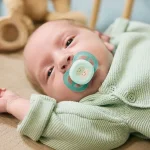 Комплект от 2 бр. ортодонтични залъгалки за новородени Philips AVENT SCF075/04 Ultra Start 0-2м, в синьо и зелено със забавен декор, в кутия за стерилизиране 0634.001