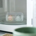 Комплект от 2 бр. ортодонтични залъгалки Tommee Tippee NIGHT TIME със светеща в тъмното дръжка, 0-6м, розова и сива с декор облаче, в кутия за стерилизиране 0247