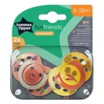 Комплект от 2 бр. ортодонтични залъгалки Tommee Tippee FUN FRIENDS със силиконов биберон, 6-18м, забавна декорация на щита, в кутия за стерилизиране 0246