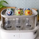 Комплект от 2 бр. ортодонтични залъгалки Tommee Tippee FUN FRIENDS със силиконов биберон, 6-18м, забавна декорация на щита, в кутия за стерилизиране 0250