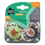 Комплект от 2 бр. ортодонтични залъгалки Tommee Tippee FUN FRIENDS със силиконов биберон, 6-18м, забавна декорация на щита, в кутия за стерилизиране 0251 