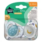 Комплект от 2 бр. ортодонтични залъгалки Tommee Tippee NIGHT TIME със светеща в тъмното дръжка, 6-18м, бяла и синя с декор луна, в кутия за стерилизиране 0253